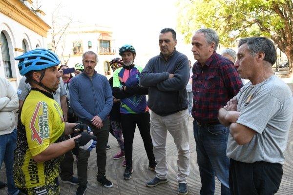 JAVIER GASTÓN RECIBIÓ AL CICLISTA OMAR ROJAS QUE VIAJA EN BICICLETA PARA DARLE BATALLA AL PARKINSON