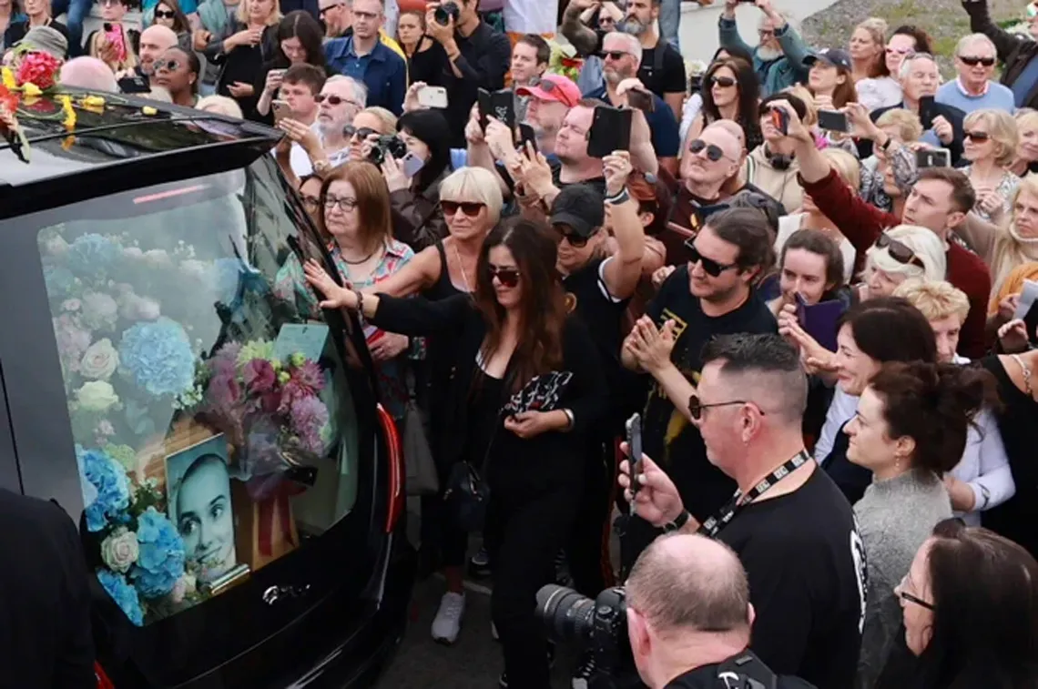 Una multitud despidió a Sinéad O'Connor en un emotivo funeral