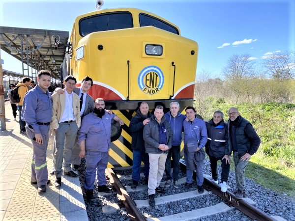 VECINOS Y TURISTAS DISFRUTARON DE LA EXPOSICIÓN DE TRENES Y AUTOS CLÁSICOS