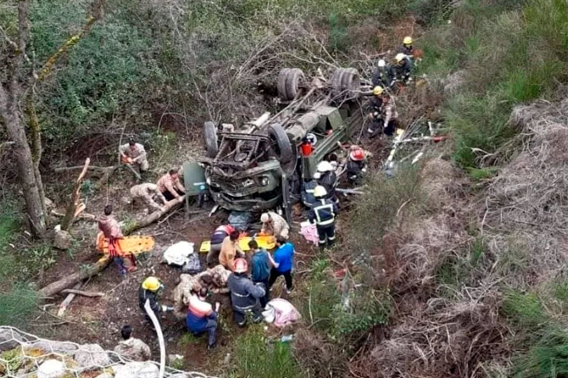 Desbarrancó un camión del Ejército, cuatro muertos y al menos nueve heridos de gravedad