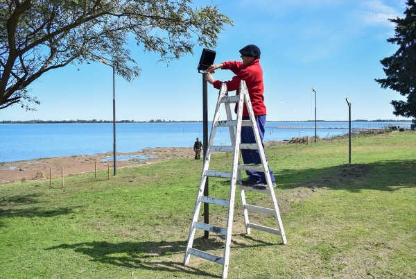 EMBELLECIMIENTO DE LA COSTANERA CON NUEVAS LUMINARIAS Y BANCOS