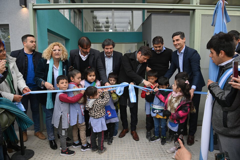 El gobernador inauguró cinco establecimientos educativos en un día