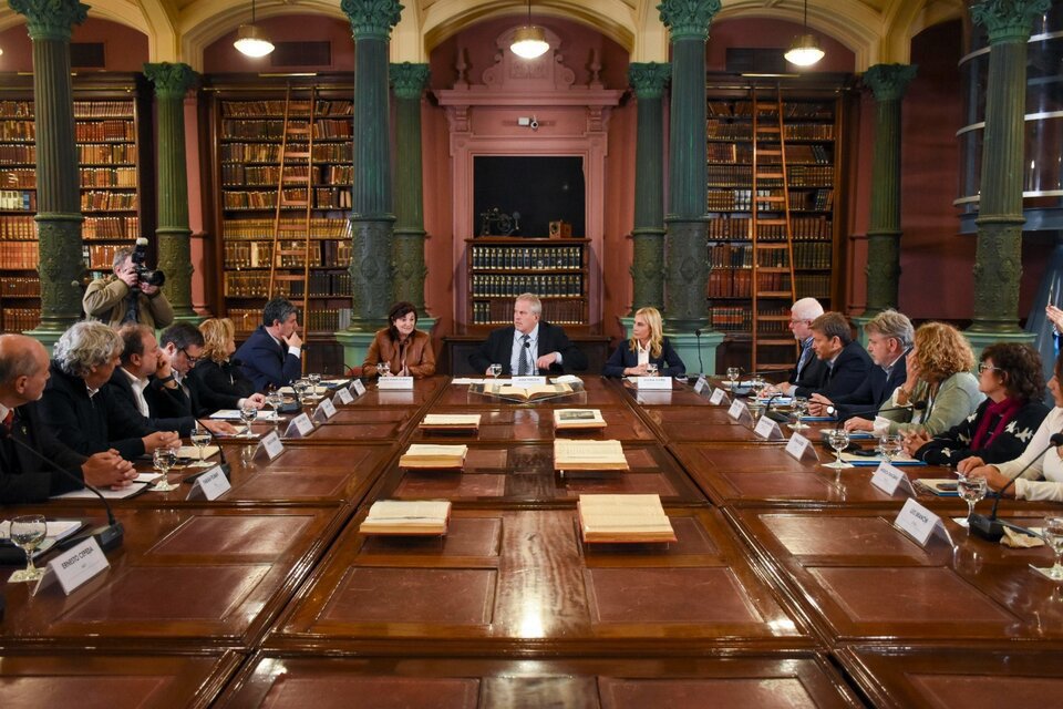 El salario mínimo docente aumentará a 250 mil pesos