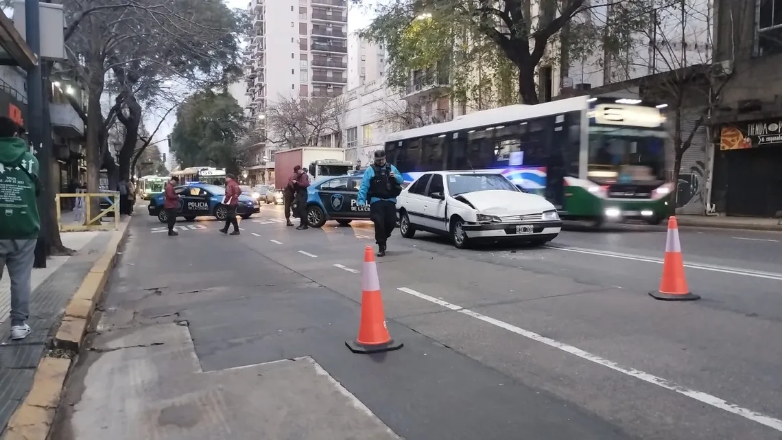 Murió mientras manejaba y chocó un taxi