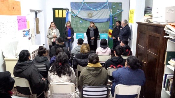 Alumnos De La Escuela Secundaria Nº 8 Recibieron 30 Notebooks