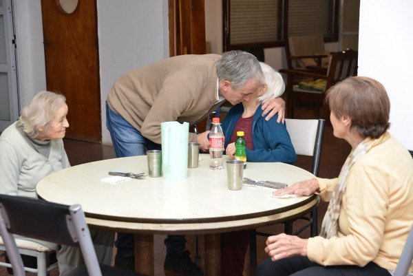 JAVIER GASTÓN, “ME PONE MUY FELIZ VER A TANTOS ADULTOS MAYORES CELEBRANDO LA VIDA”
