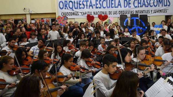 LA ORQUESTA ESCUELA DE CHASCOMÚS CELEBRA SUS 25 AÑOS CON UN “CONCIERTAZO” Y UNA PEÑA