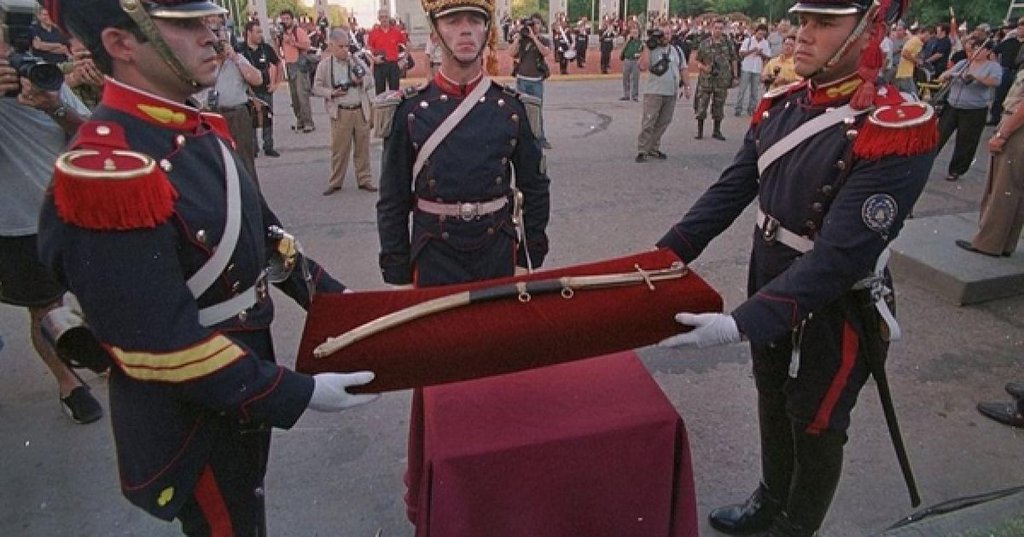 Hoy en la historia: Jóvenes peronistas roban en Argentina el sable de José de San Martín 652804ead908b.jpeg