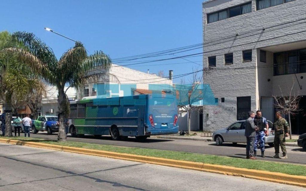 Una banda armada liberó a tiros a un detenido en un traslado