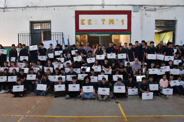 Entrega De Notebooks Para Estudiantes De Escuelas Locales