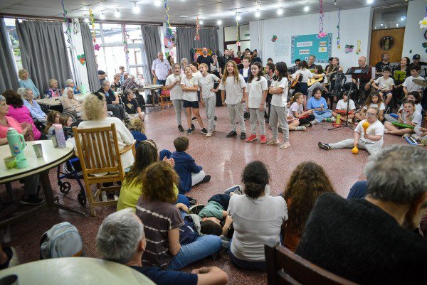 Emotivo Festejo De Fin De AÑo En El Hogar De Ancianos Municipal