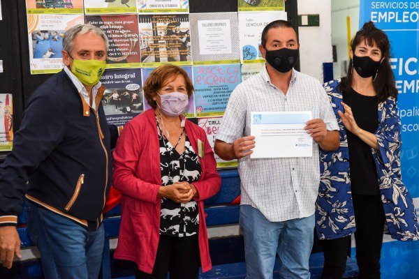 Entrega De Certificados A Vecinos Que Concluyeron Formaciones Laborales