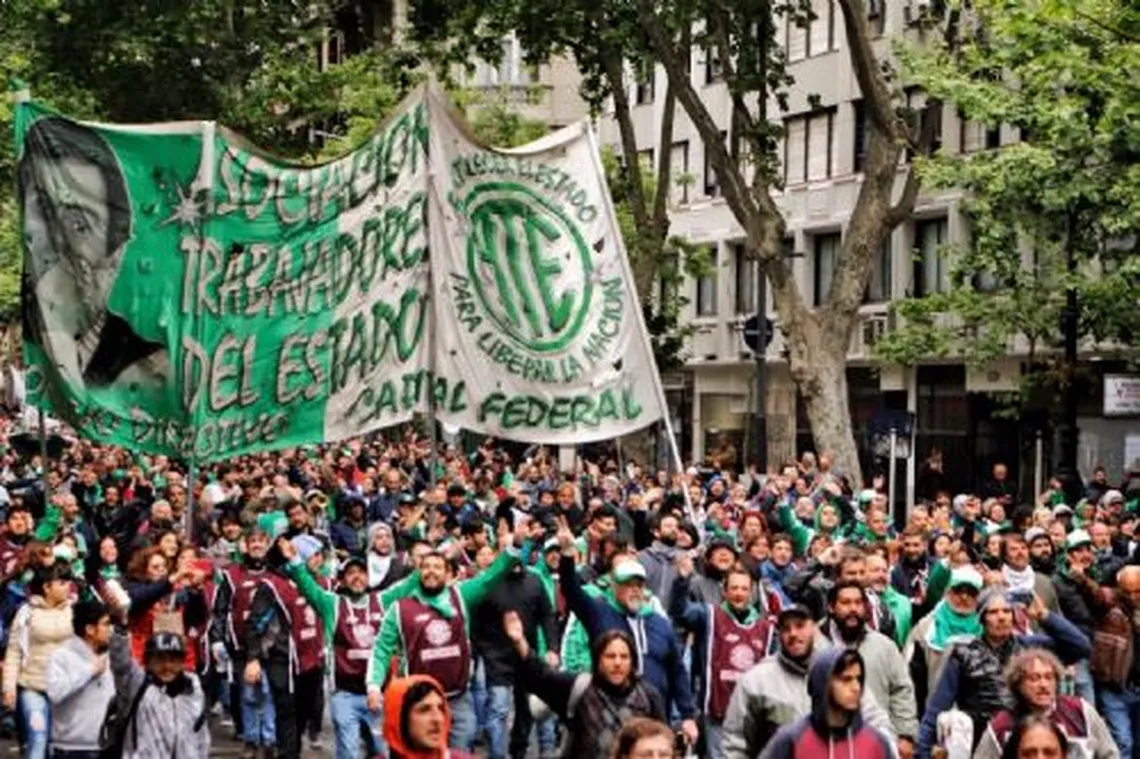 Gobierno Dio De Baja A Unos 7.000