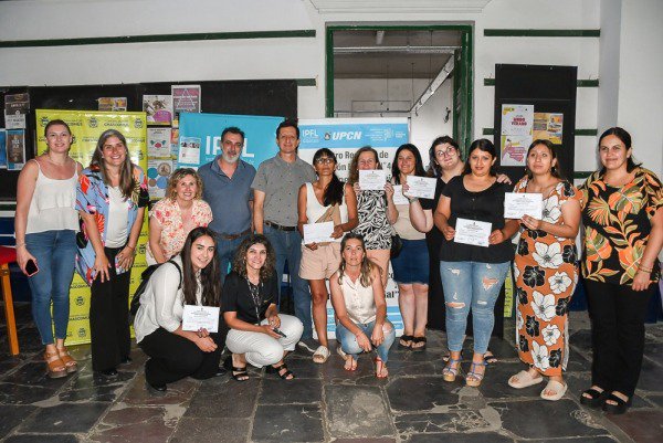 Javier GastÓn ParticipÓ De La Entrega De Diplomas A Quienes Concluyeron Los Talleres De FormaciÓn Laboral