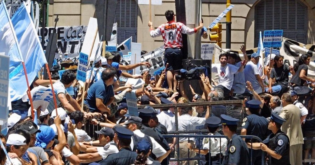 Hoy En La Historia: Rebelión Popular Y Cambio De Gobierno En Argentina 6582fc70b6405.jpeg