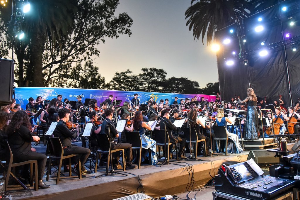 Imperdible Concierto De La Camerata Orquesta Escuela Con La Reconocida Cantante Popular RocÍo Quiroz