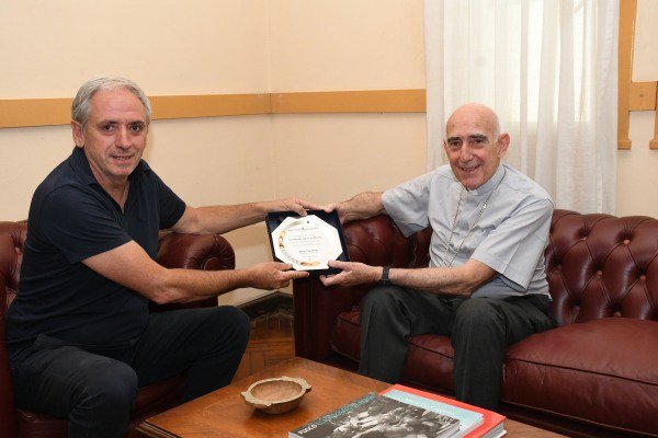 Javier GastÓn RecibiÓ Un Obsequio Especial De MonseÑor Malfa Para Toda La Comunidad