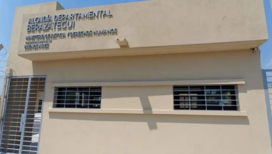 Buscan A Tres Presos