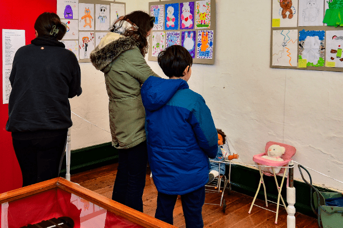 Una Gran Vidriera De Los Juguetes A Través De Los Años