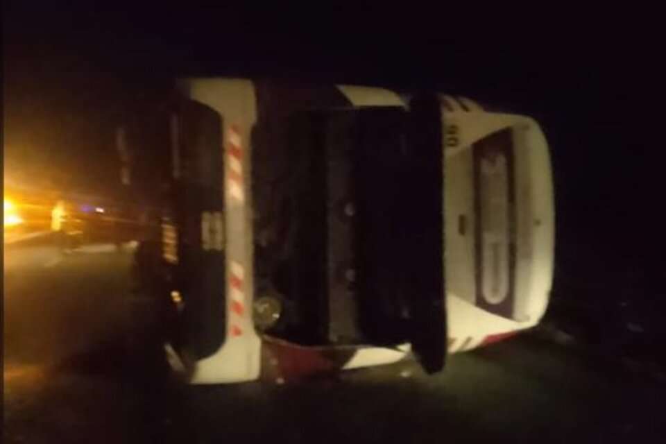 Volcó Un Micro En La Ruta 2