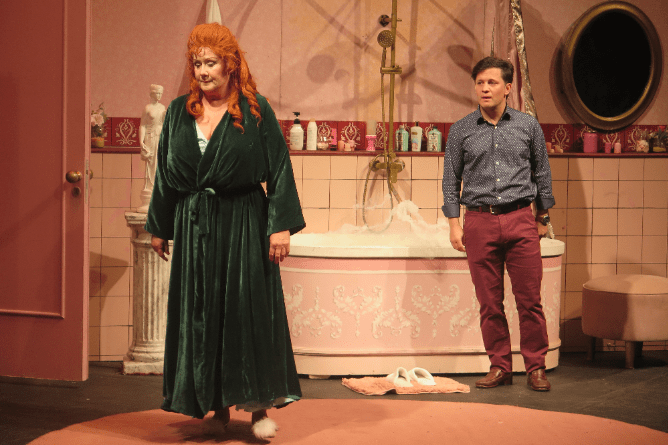 Antígona En El Baño