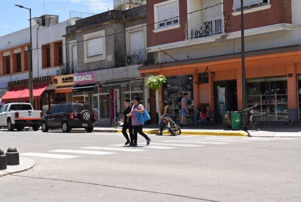 Repintado De Sendas Peatonales Para Reforzar La Seguridad Vial En Zonas Escolares