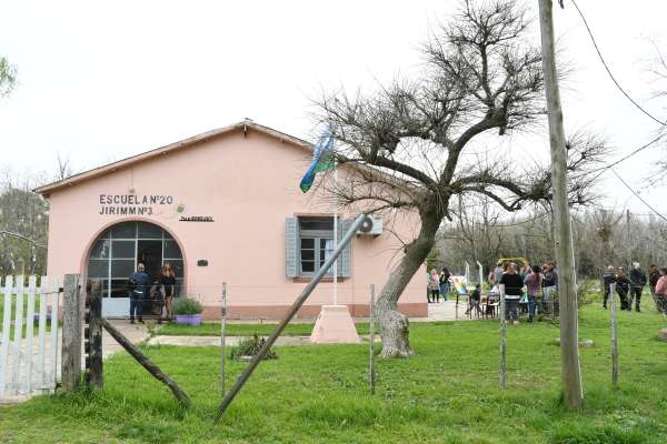 Javier Gastón Visitó La Escuela Rural De Don Cipriano
