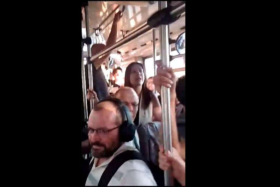 Repudio A Pettovello Al Regreso De Un Vuelo A Jujuy