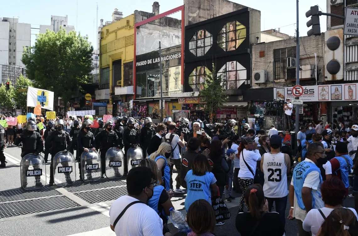 Allanamientos A Depósitos De Manteros En Once