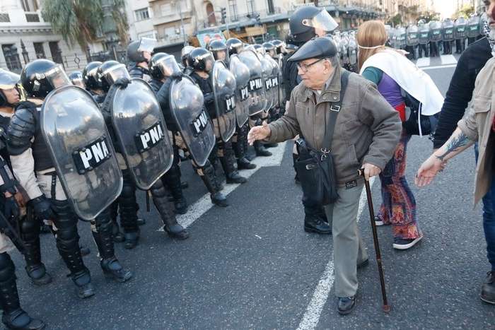 Brutal Represión A Los Jubilados