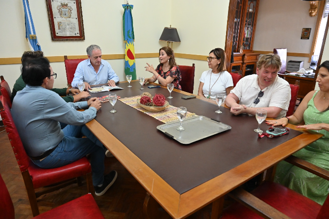 Gaston Recibio A Musicos Destacados