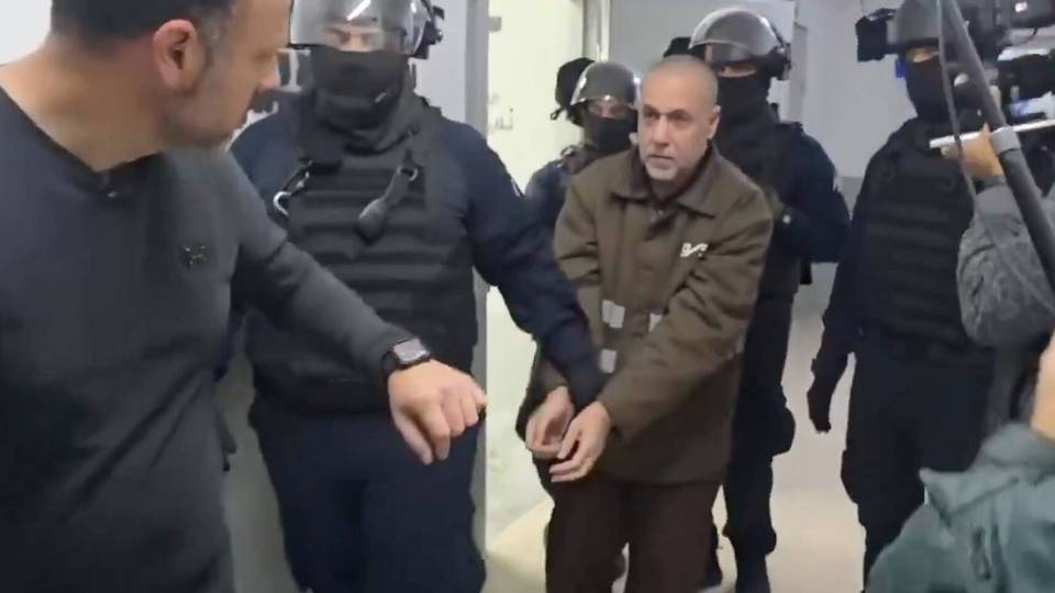 Encadenado Y Exhausto: El Médico Abu Safiya Reaparece Tras Arresto Israelí 67b7af5d3df1c.jpeg
