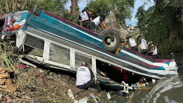 Más De 50 Muertos Tras Caer Un Autobús Desde Un Puente En Guatemala 67aacc94449ce.webp
