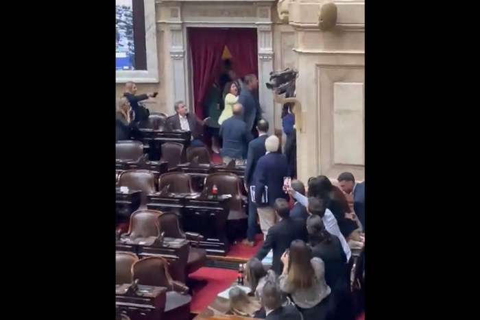 Como barrabravas pero adentro del congreso