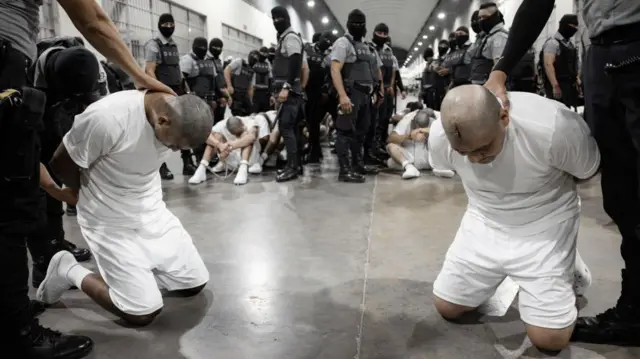 Cómo es el cecot, la megacárcel en la que bukele encerró a los cientos de venezolanos que el gobierno de trump deportó a el salvador desde estados unidos 67d8a2f1f1d97.webp