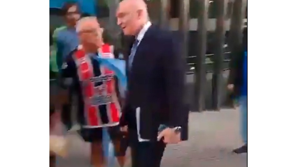 Espert provocó a los hinchas y se cruzó con la realidad: un jubilado que reclamaba por sus derechos 67d20a9f49442.jpeg