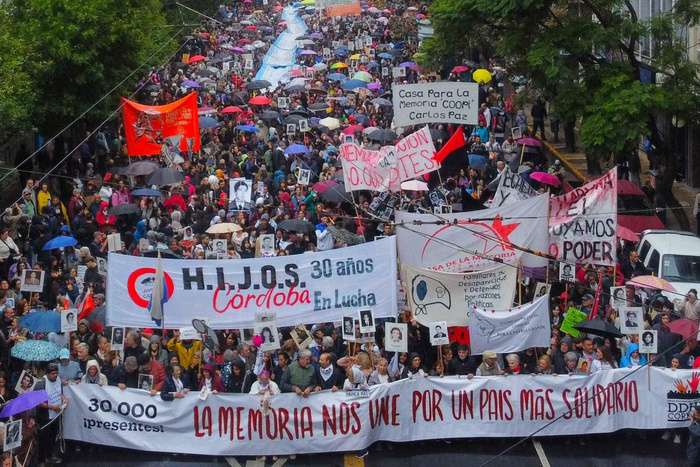 Marcha bajo la lluvia en córdoba