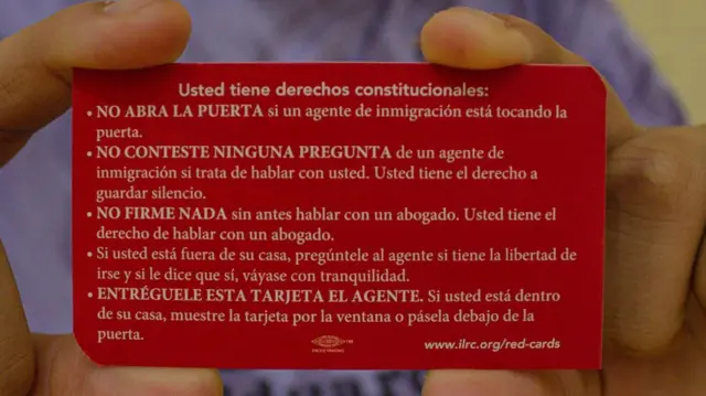 «no abra la puerta»: qué dice la tarjeta roja en 19 idiomas que ayuda a los migrantes en riesgo de deportación en ee.uu. 67c8d0ed10047.webp