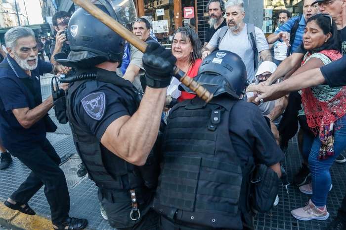 Palos y gases para los jubilados