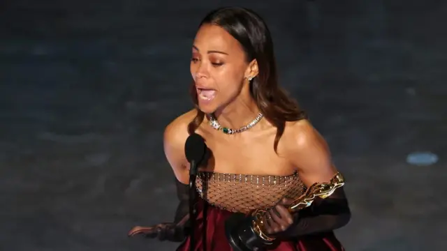 «¡soy Una Orgullosa Hija De Migrantes!»: El Emotivo Discurso De Zoe Saldaña Al Recibir El Oscar A Mejor Actriz De Reparto Por «emilia Pérez» 67c52a8c6803a.webp