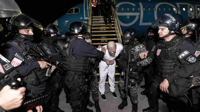 Trump deporta a el salvador a cientos de venezolanos pese a la orden judicial que le prohibía hacerlo 67d751739463f.webp