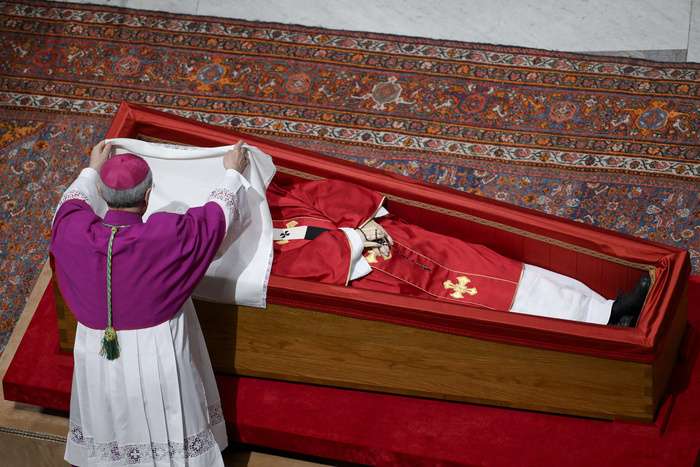 Cerraron el féretro del papa