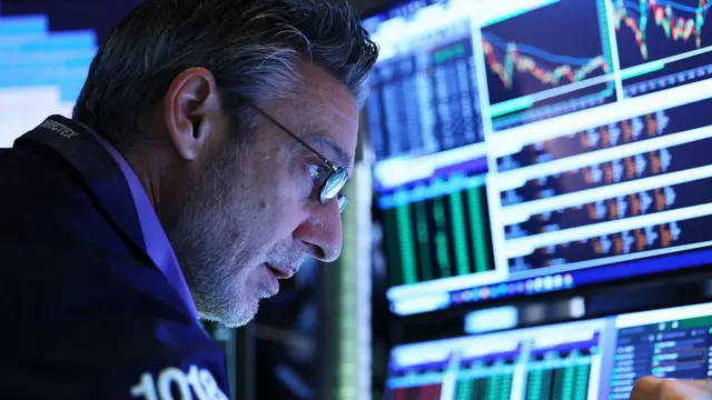 Cómo te afecta la caída de los mercados aunque no inviertas en bolsa 67f4526d3462f.webp