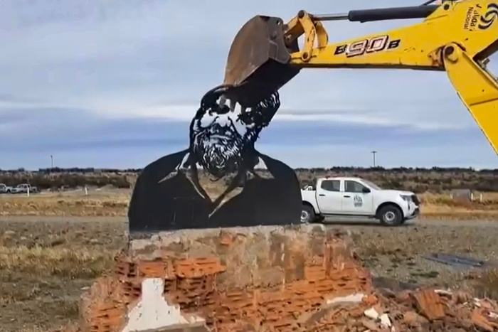 Destruir el monumento de osvaldo bayer