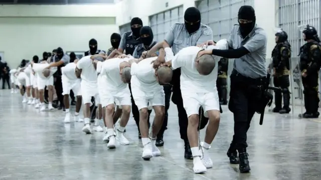 Qué dice la ley de enemigos extranjeros que trump usó para deportar a cientos de venezolanos y que ahora paralizó la corte suprema de ee.uu. 680424711ec68.webp