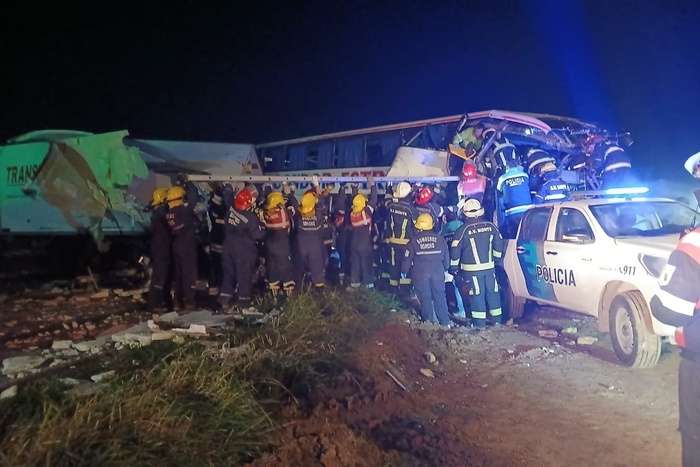 Choque frontal entre un micro y un camión en ruta 3