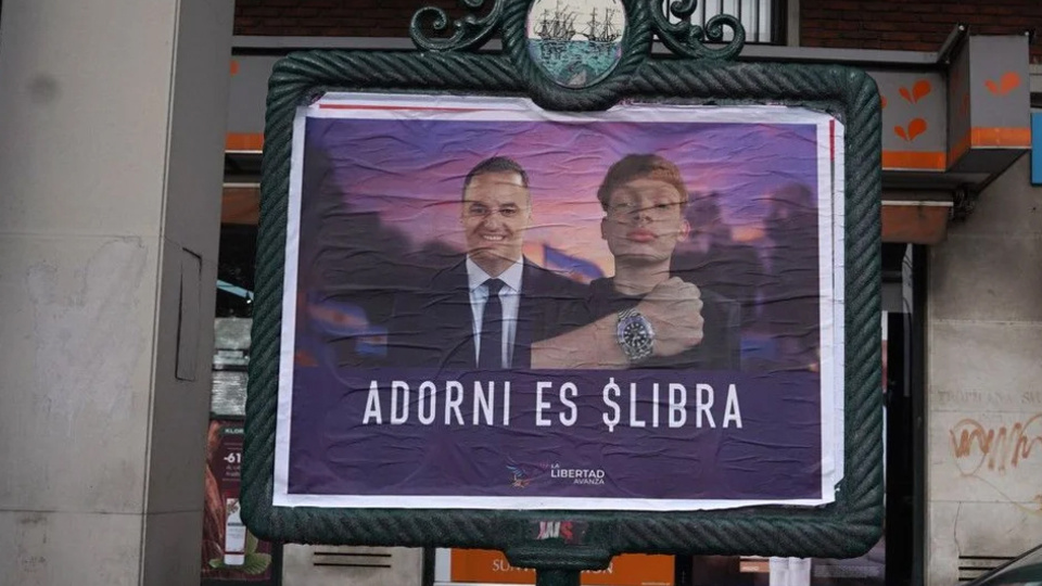 «adorni es $libra» y «adorni es represión»: los afiches que aparecieron contra el vocero y candidato 6813f5a124ca5.jpeg