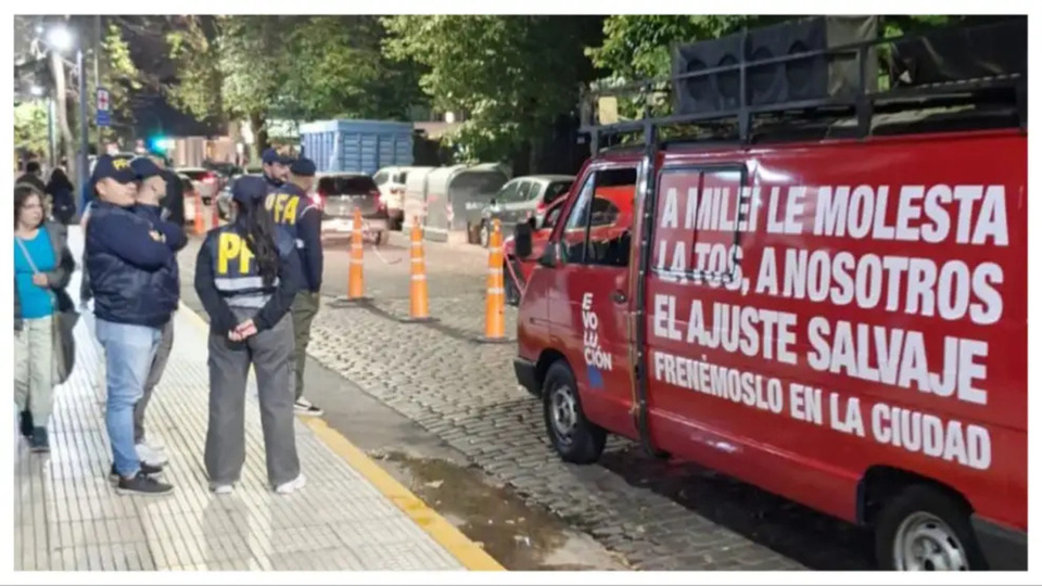Detuvieron a siete militantes radicales que hacían campaña contra milei 681fd325e17c3.jpeg