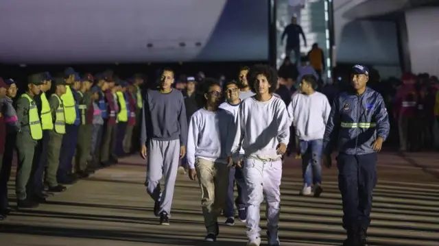 Ee.uu. ofrece us$1.000 y pasaje aéreo a los inmigrantes irregulares que se «autodeporten» 68193c7868950.webp