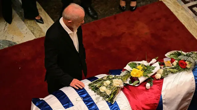 «espero que pepe mujica y el papa francisco no dejen de mirarnos desde el cielo para que la humanidad sea mejor»: la emotiva despedida de lula da silva al expresidente uruguayo en su velatorio 68266b6e31ec0.webp